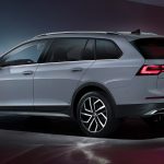 Immagine fiancata e posteriore nuova VW Golf 8 SW Alltrack