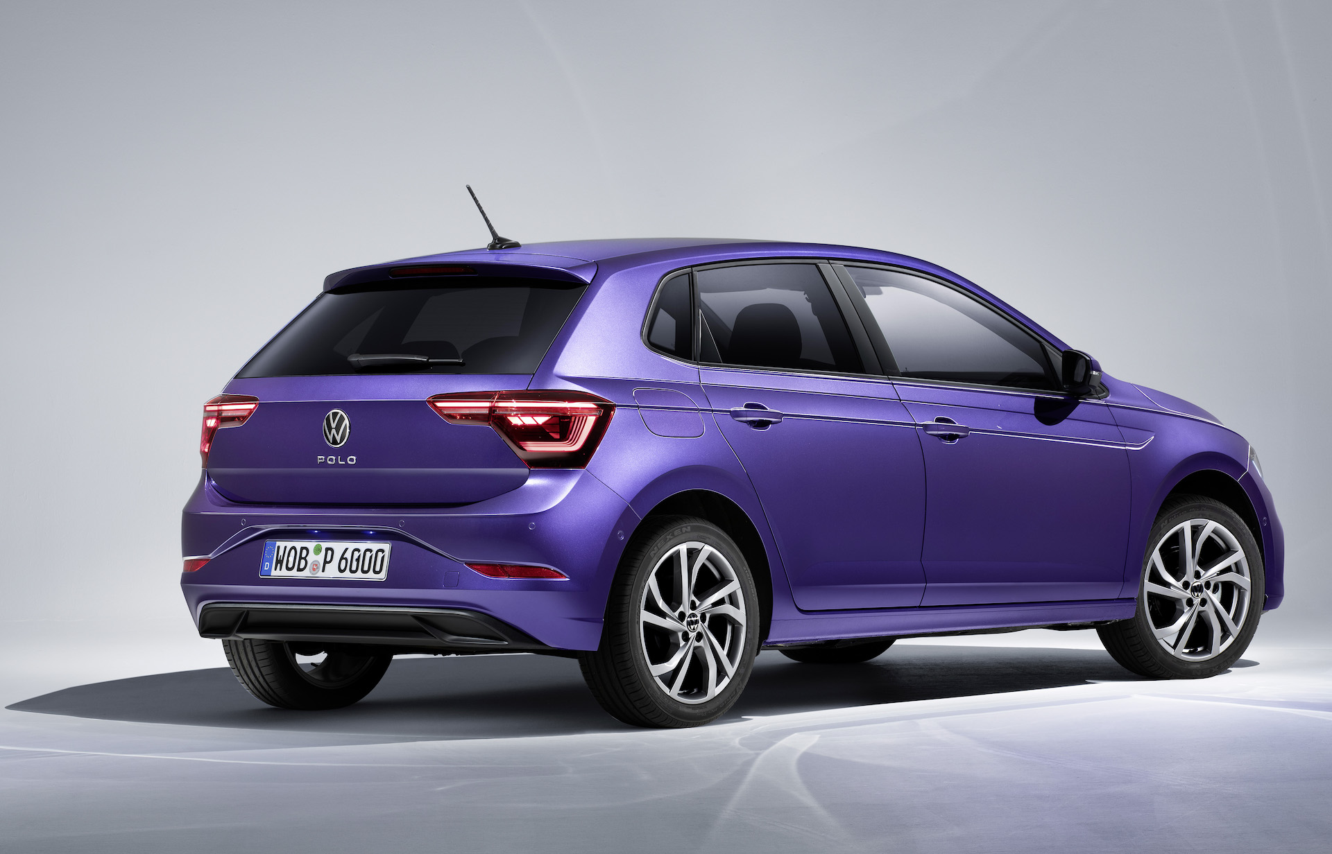 Immagine fiancata e posteriore nuova Volkswagen Polo 2021 Restyling