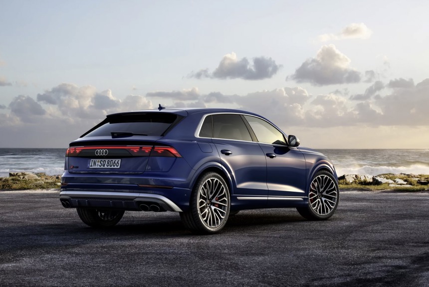 Foto posteriore nuovo Audi Q8 2024 restyling