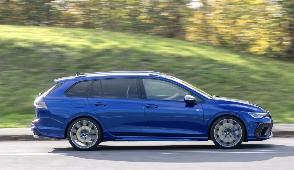 Foto fiancata nuova VW Golf R Wagon 2025