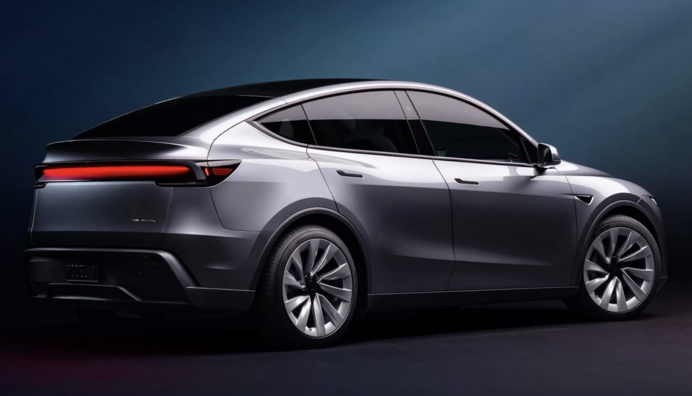 Foto fiancata e posteriore nuova Tesla Model Y Juniper 2025